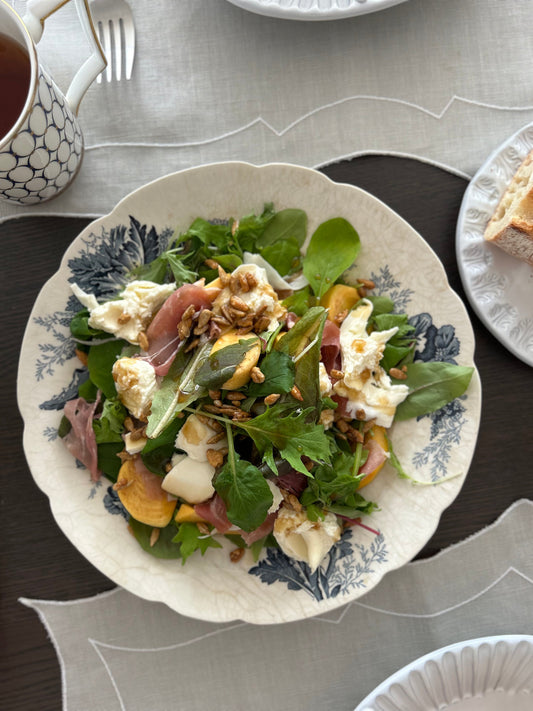 秋を彩る「柿と生ハム、ブッラータのサラダ」レシピ　旬果実でおもてなし